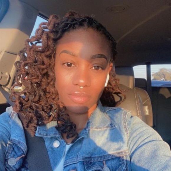 Meet your Posher, Erykah - Picture 1 of 1